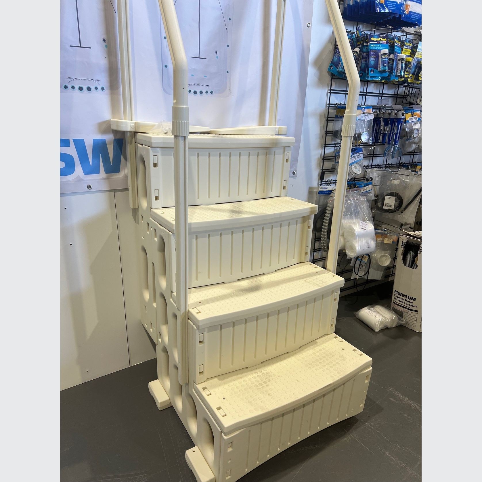 Pool Staircase Entry gallery detail image