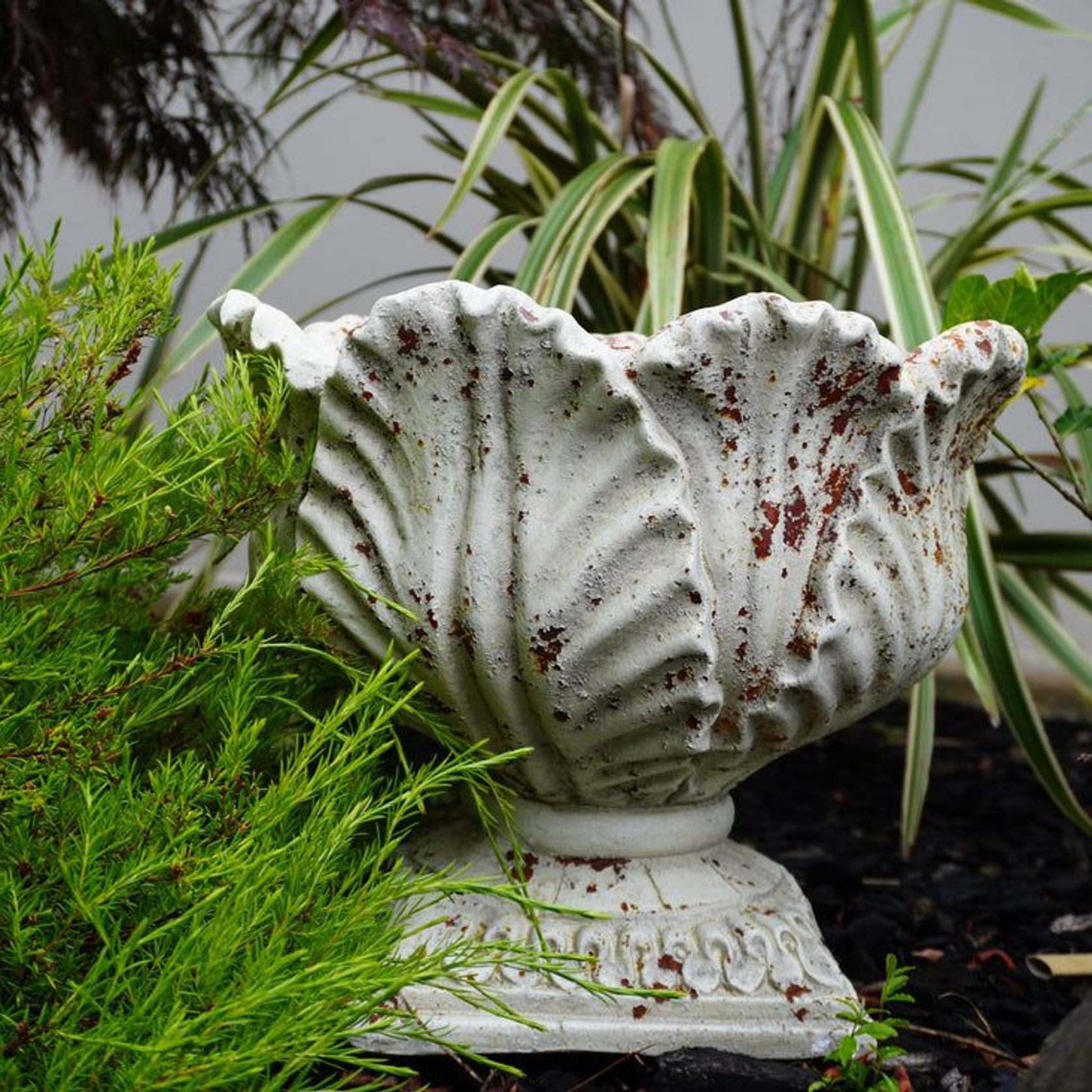 Acanthus Urn gallery detail image