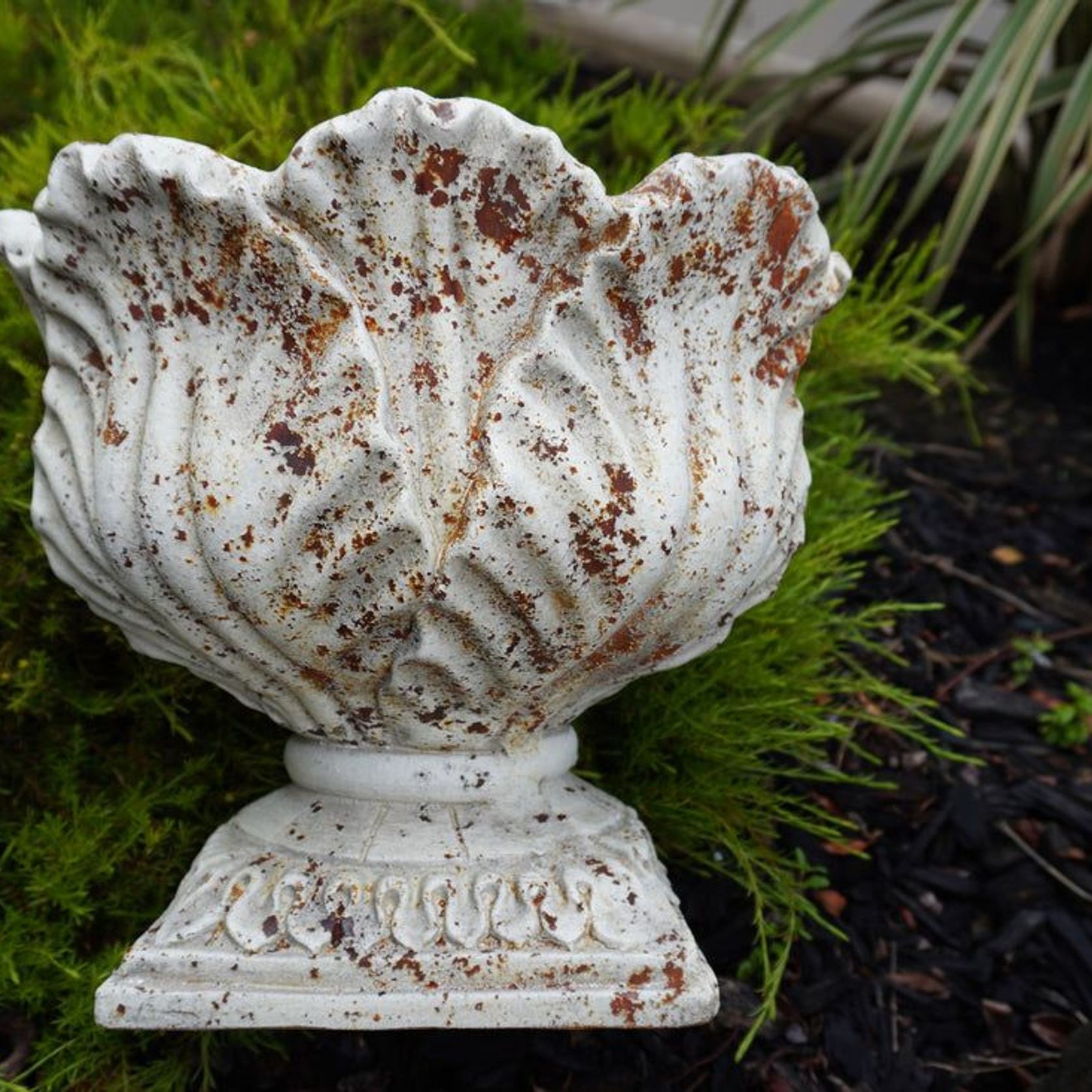 Acanthus Urn gallery detail image