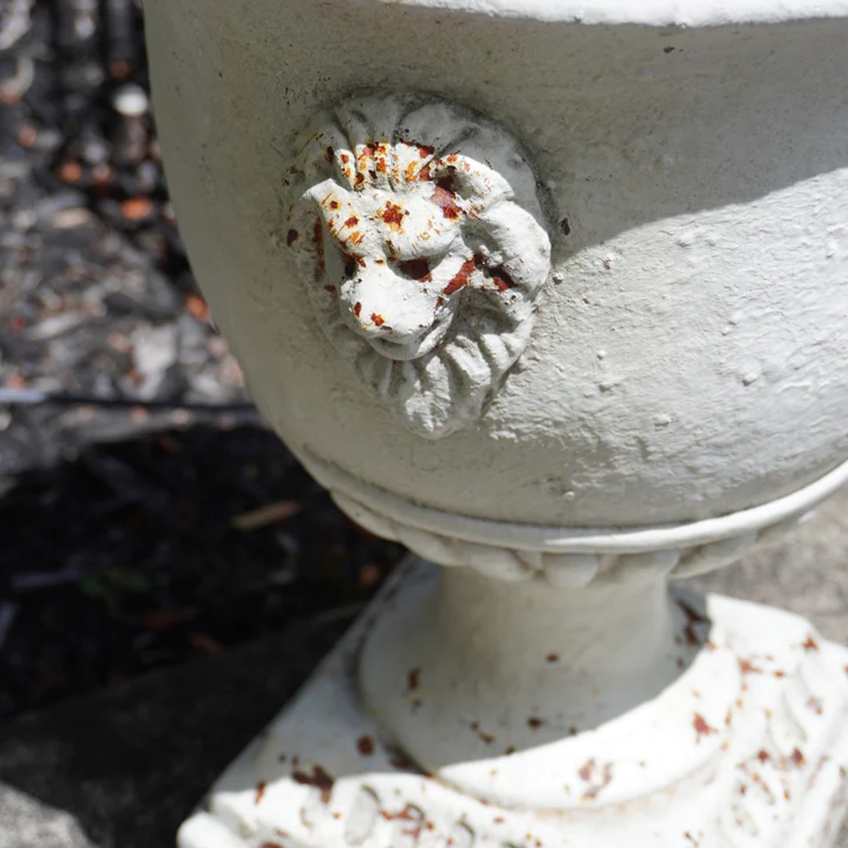 Lion Crest Medici Urn gallery detail image