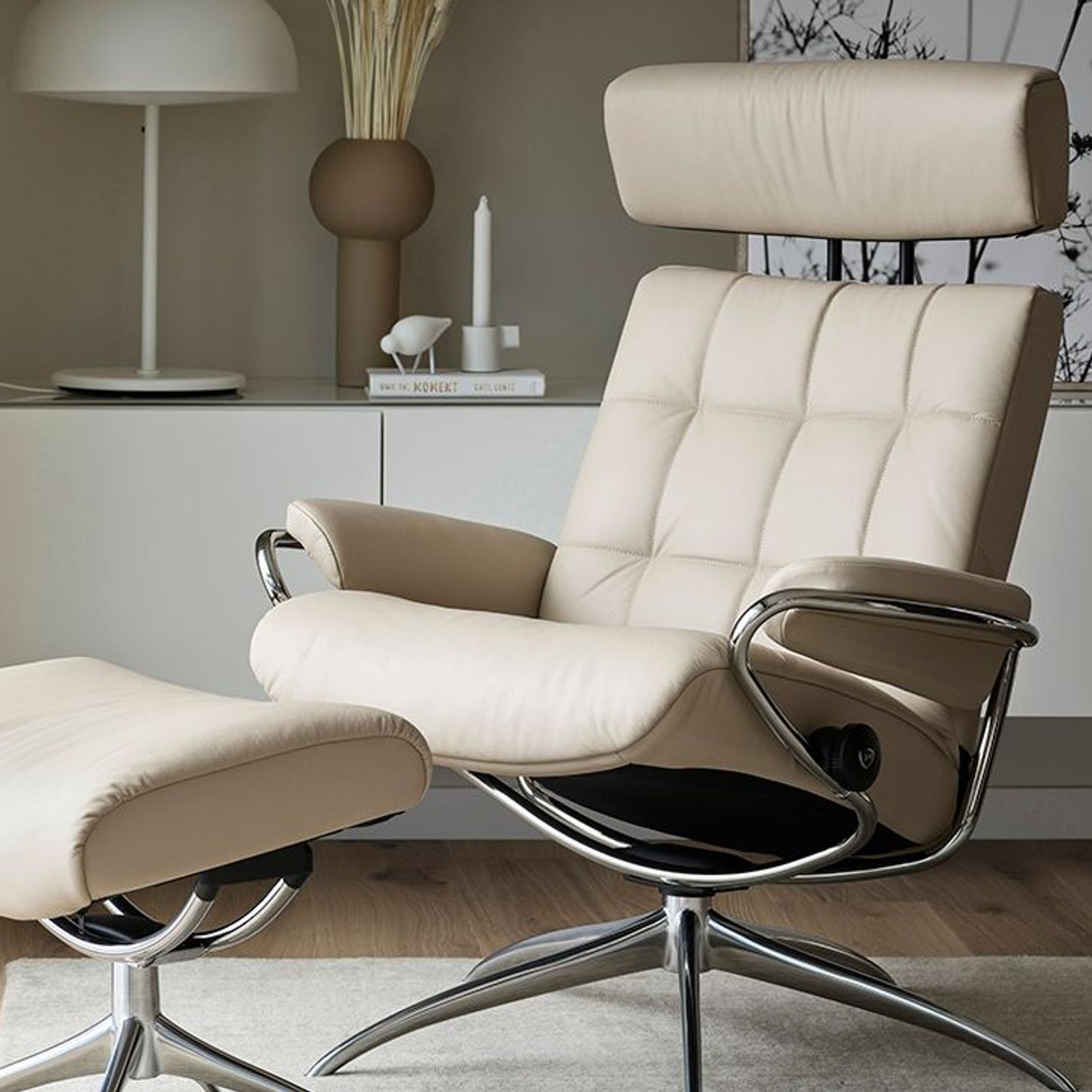 Stressless® London (M) Recliner w/ Adjustable Headrest gallery detail image