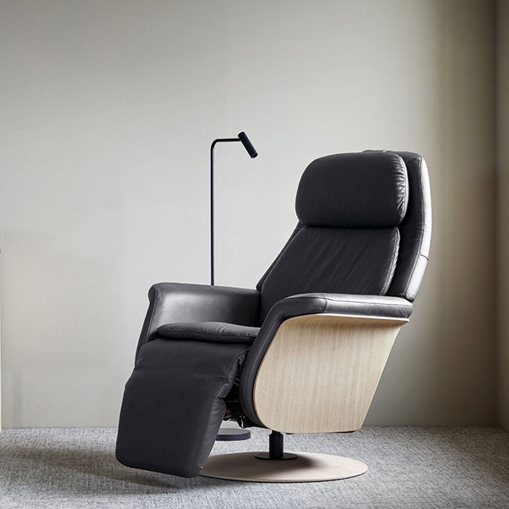 Stressless® Sam Wood - W/ Heat & Massage gallery detail image