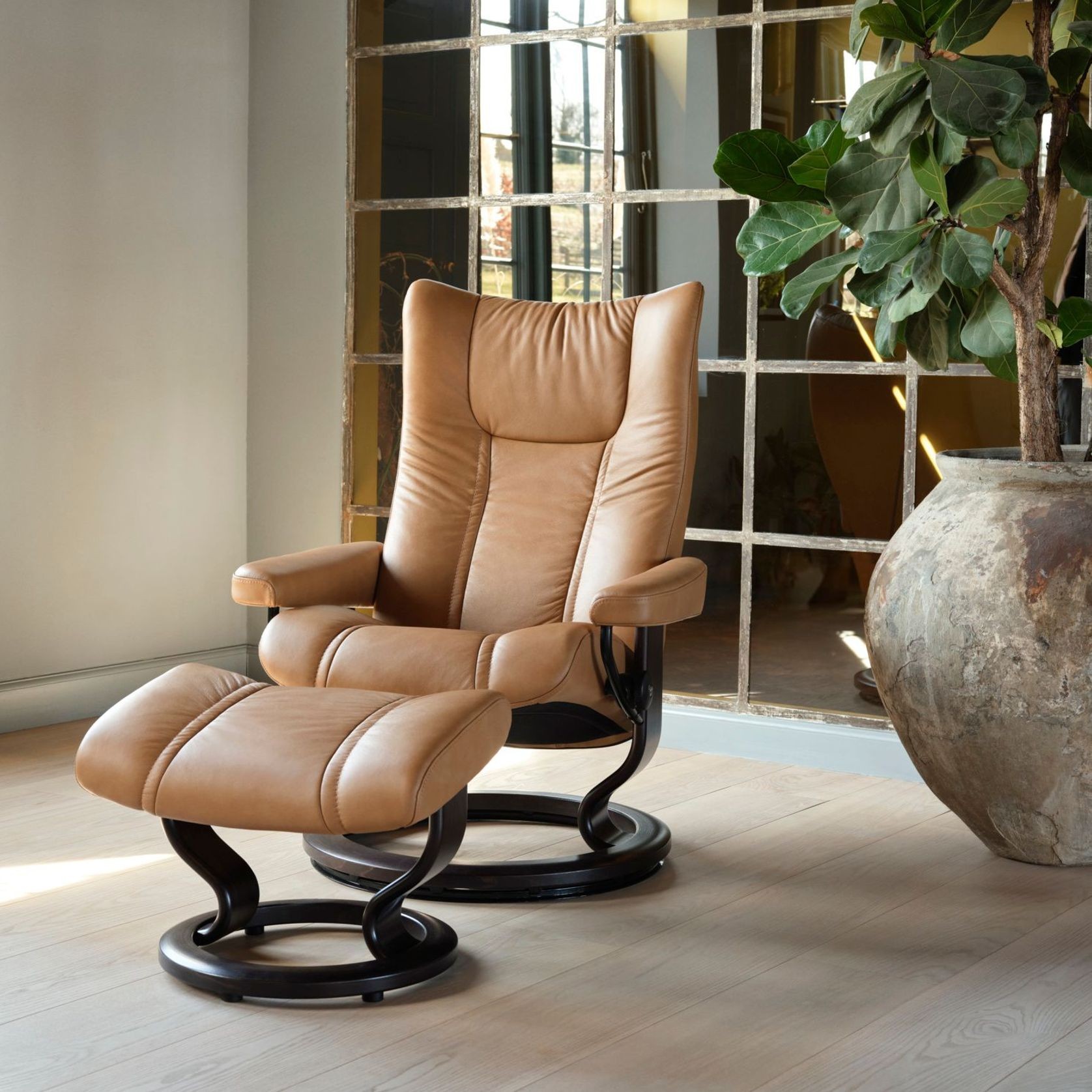 Stressless® Wing (M) Classic Recliner gallery detail image