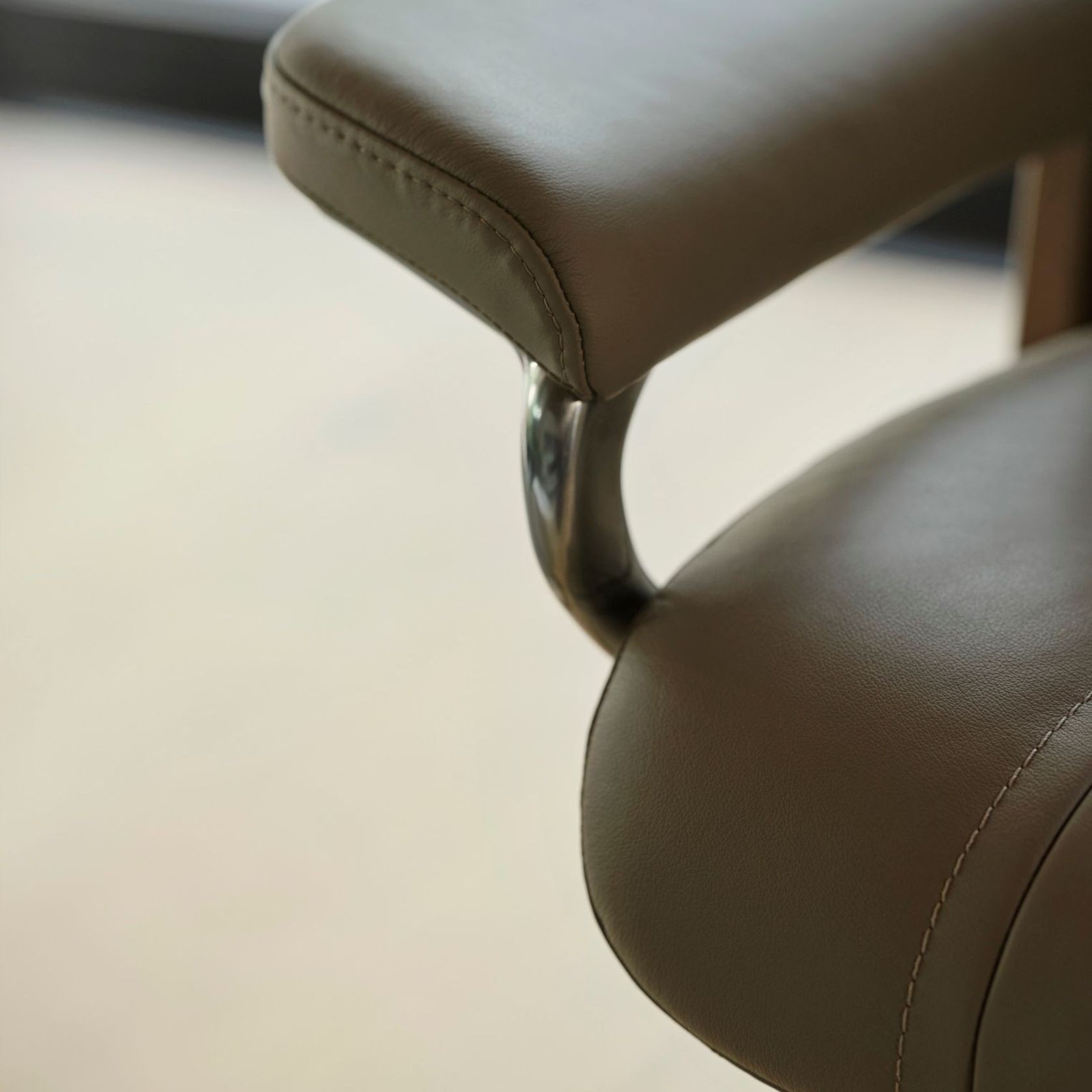 Stressless® Wing (M) Classic Recliner gallery detail image