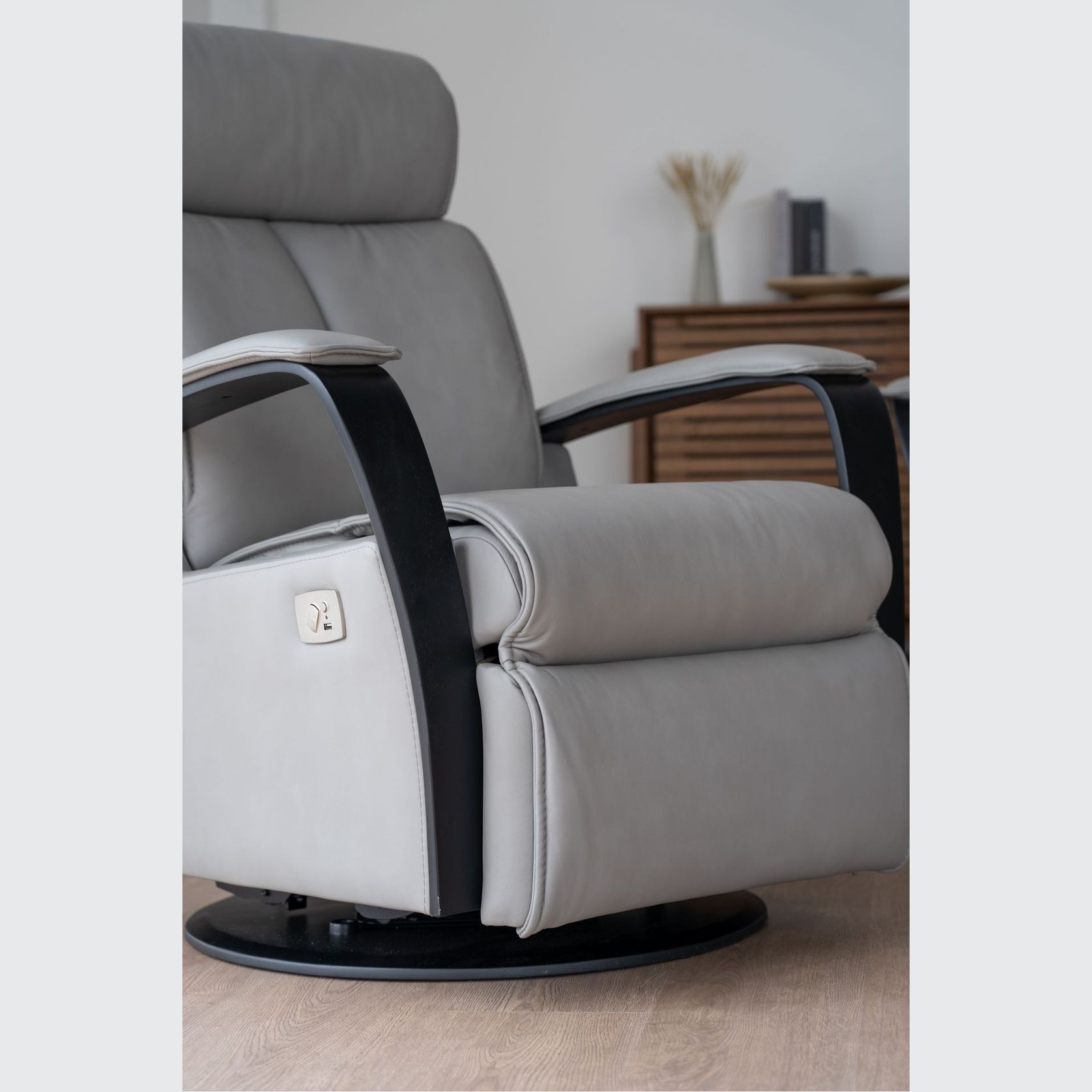 Majesty Home Theater Reclining Sofa gallery detail image