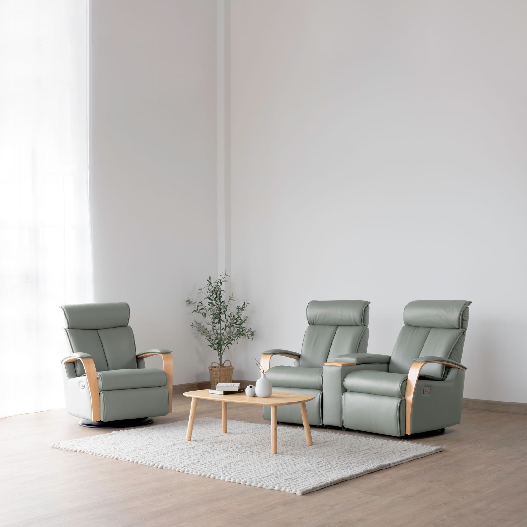 Majesty Home Theater Reclining Sofa gallery detail image