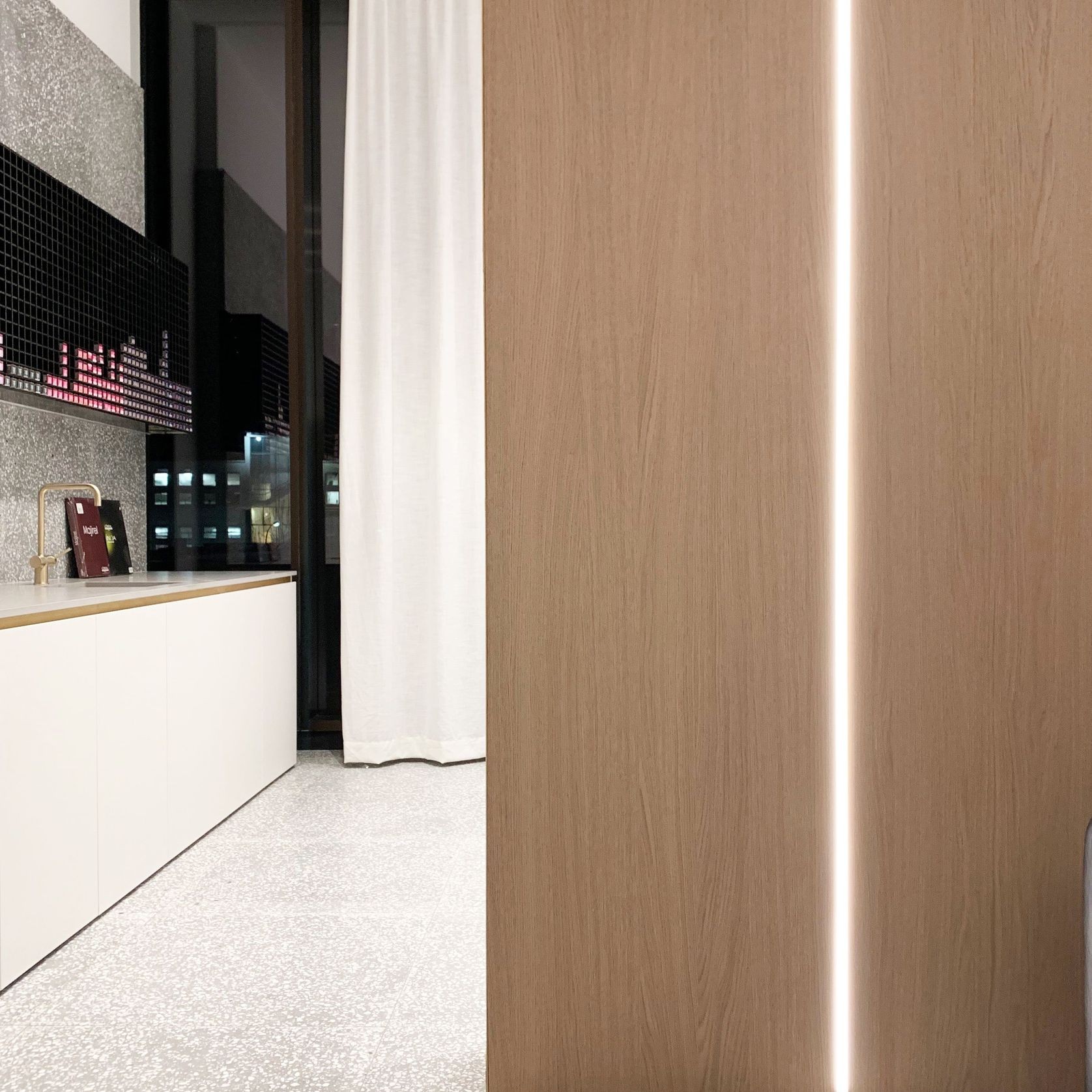Desert Oak Shinnoki Prefinished Timber Veneer gallery detail image