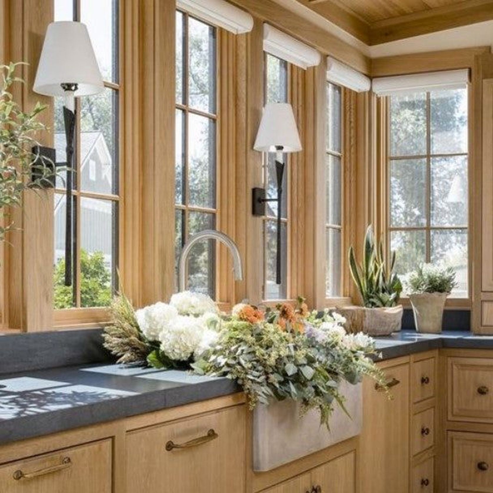 Visual Comfort Chapman & Myers Aiden Large Tail Sconce gallery detail image