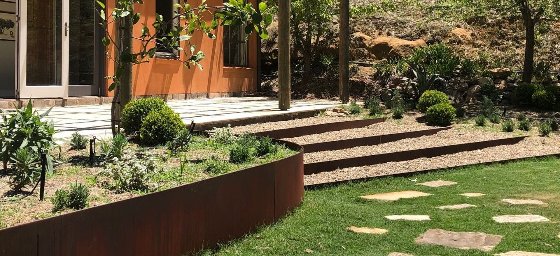 Curves, Lines and Design Flexibility: Straightcurve’s Solutions for Every Landscaping Need