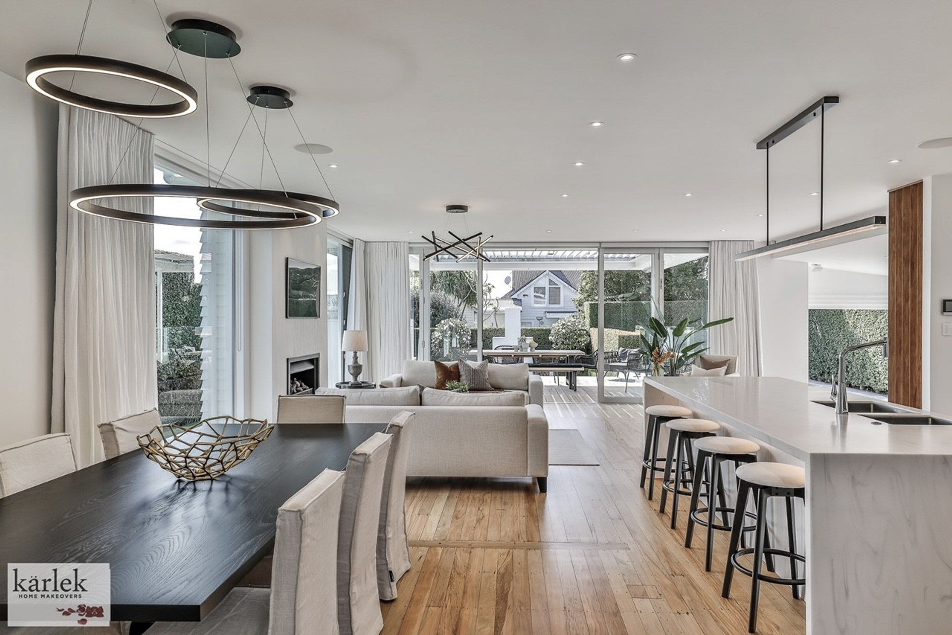 Caviar store pendant light