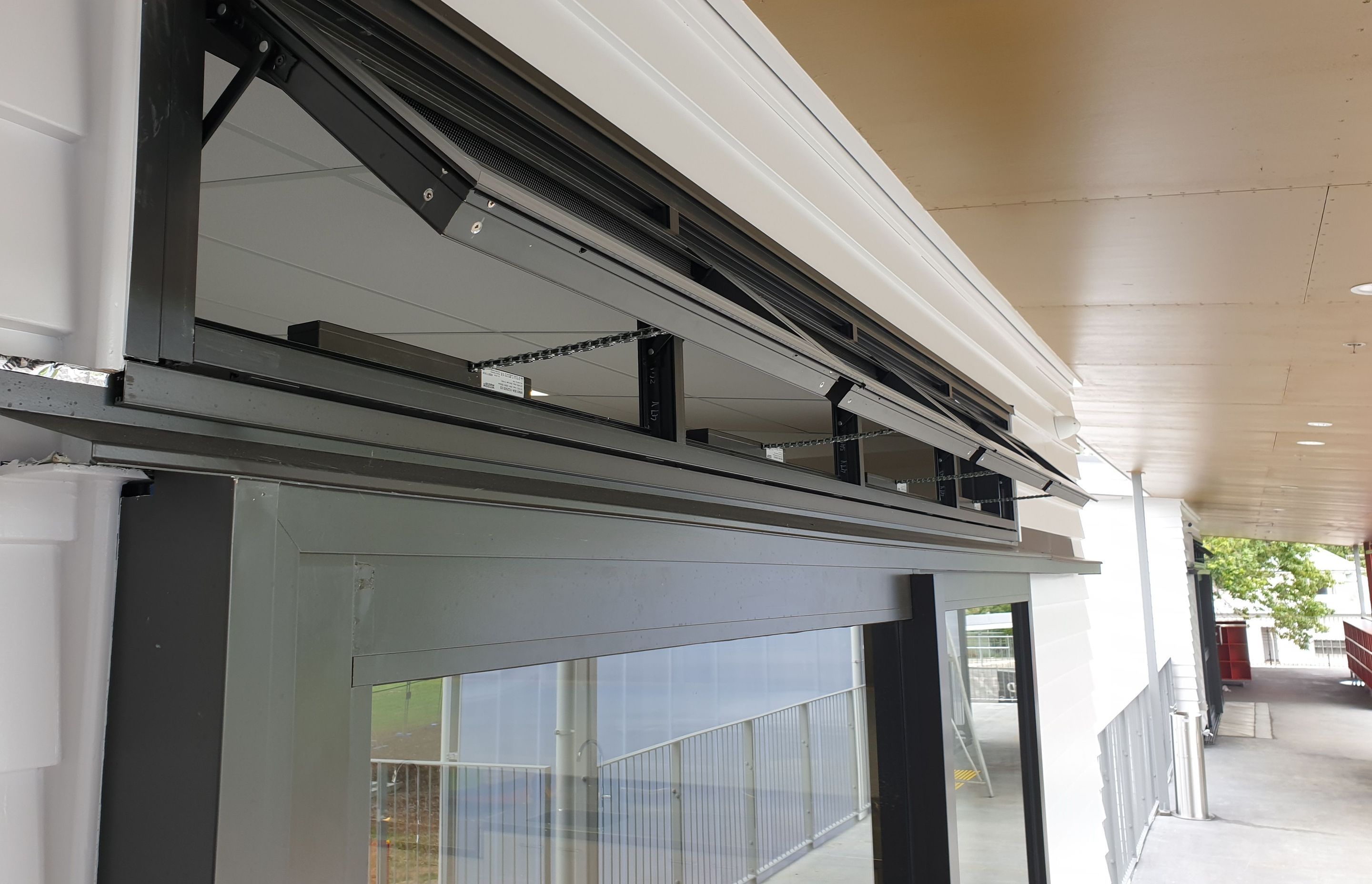 At Waterview Primary School, WindowMaster Smart WCC PLUS controllers and WindowMaster WMX804 chain drives where provided to supply ventilation across four learning studios.