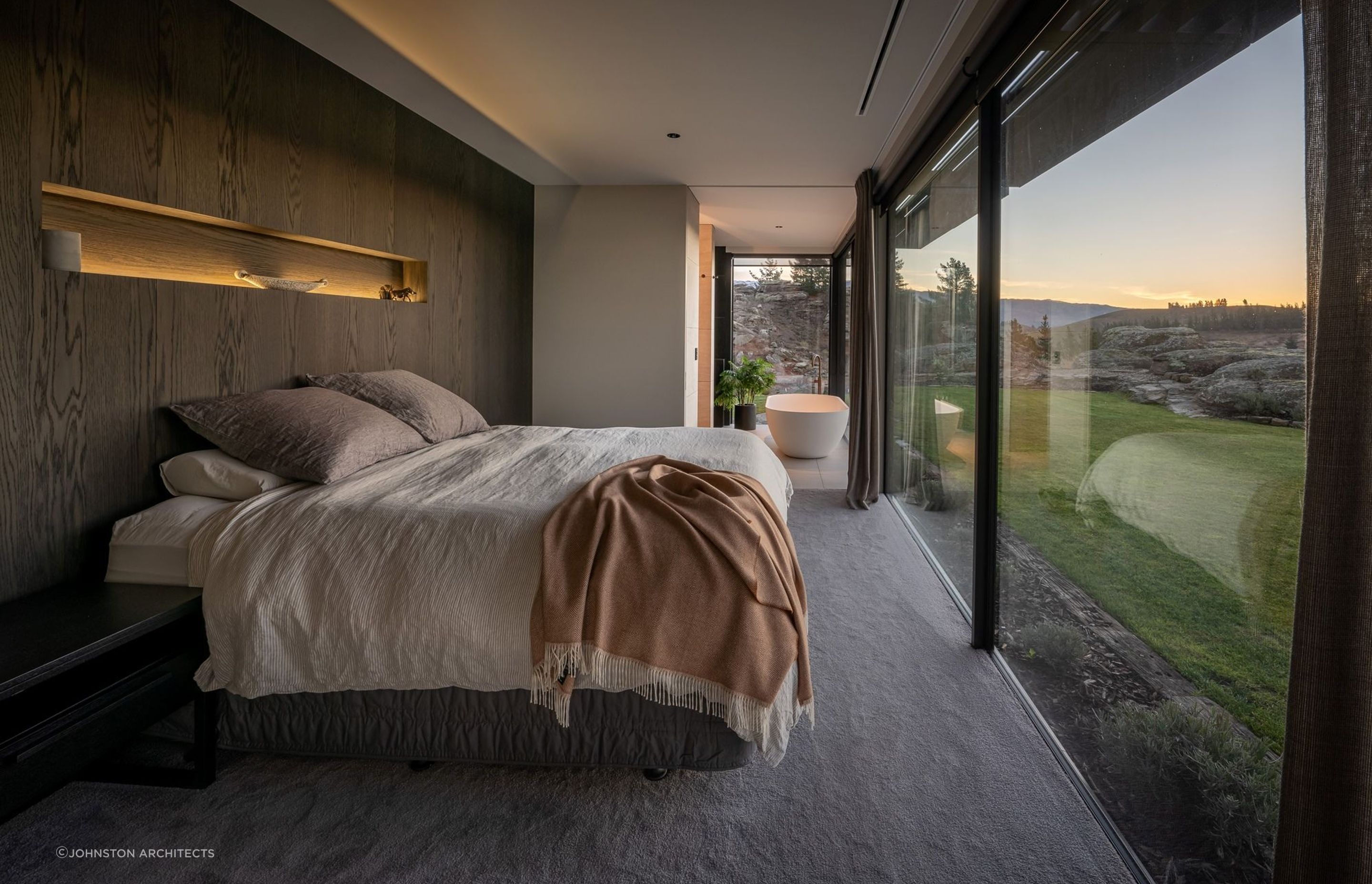 Floor-to-ceiling glazed walls feature throughout the home to maximise the views. | Photography: Larkin Photography