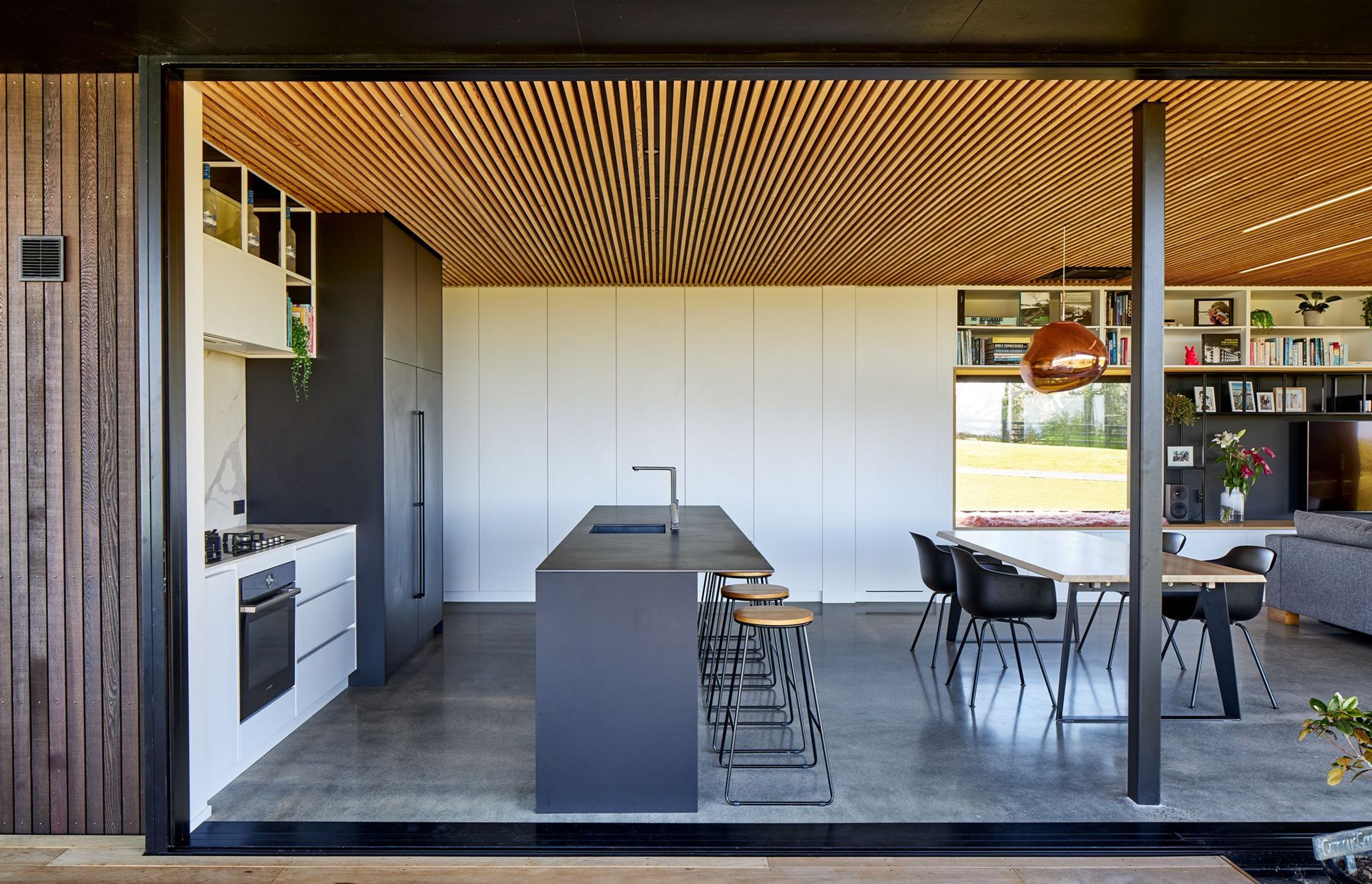 Full-height, full-width sliding doors ensure the whole house can be opened up, providing ample natural ventilation and blurring the lines between indoor living and outdoor living.