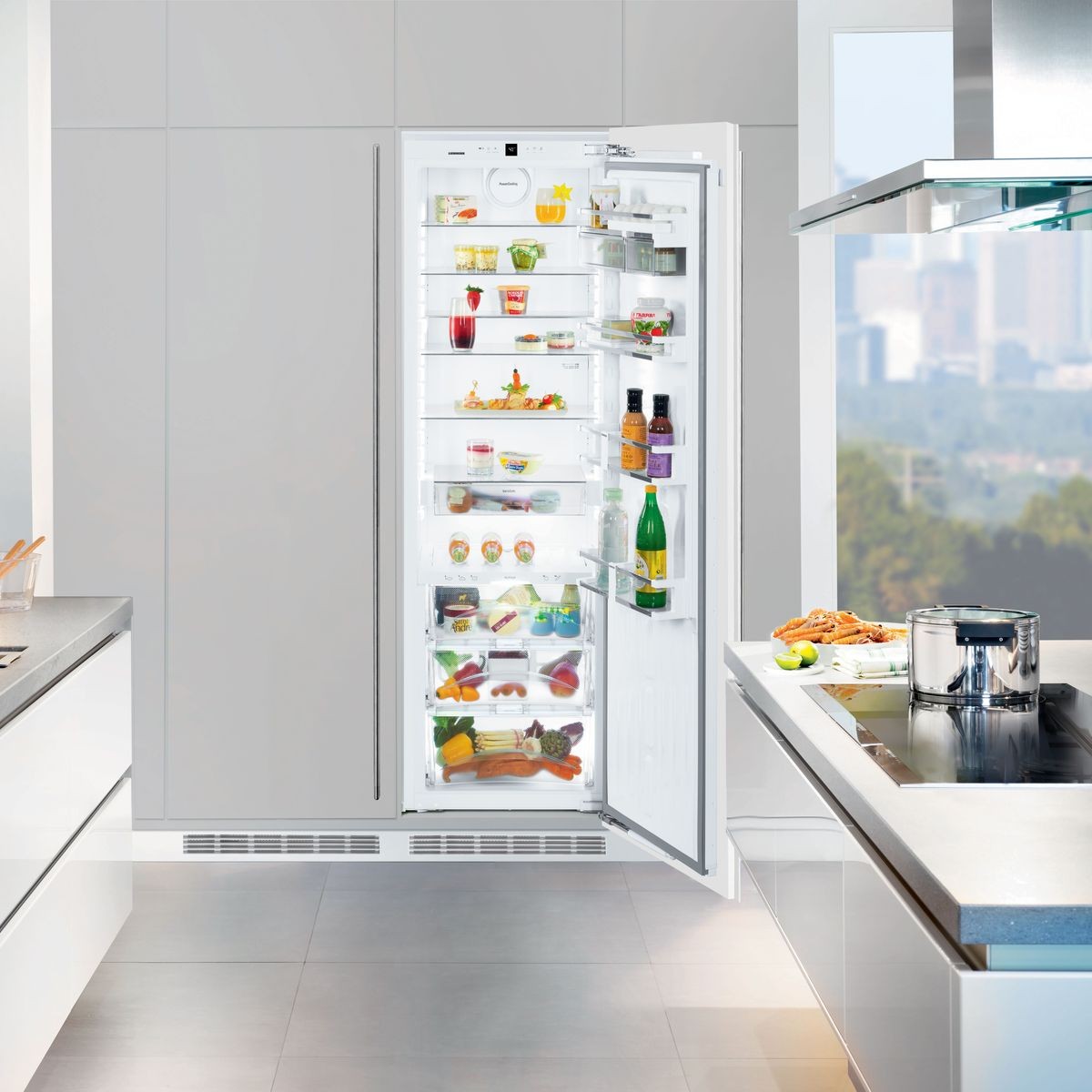 Fully clearance integrated fridge