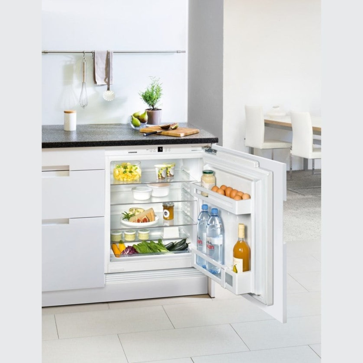 Fully outlet integrated refrigerator