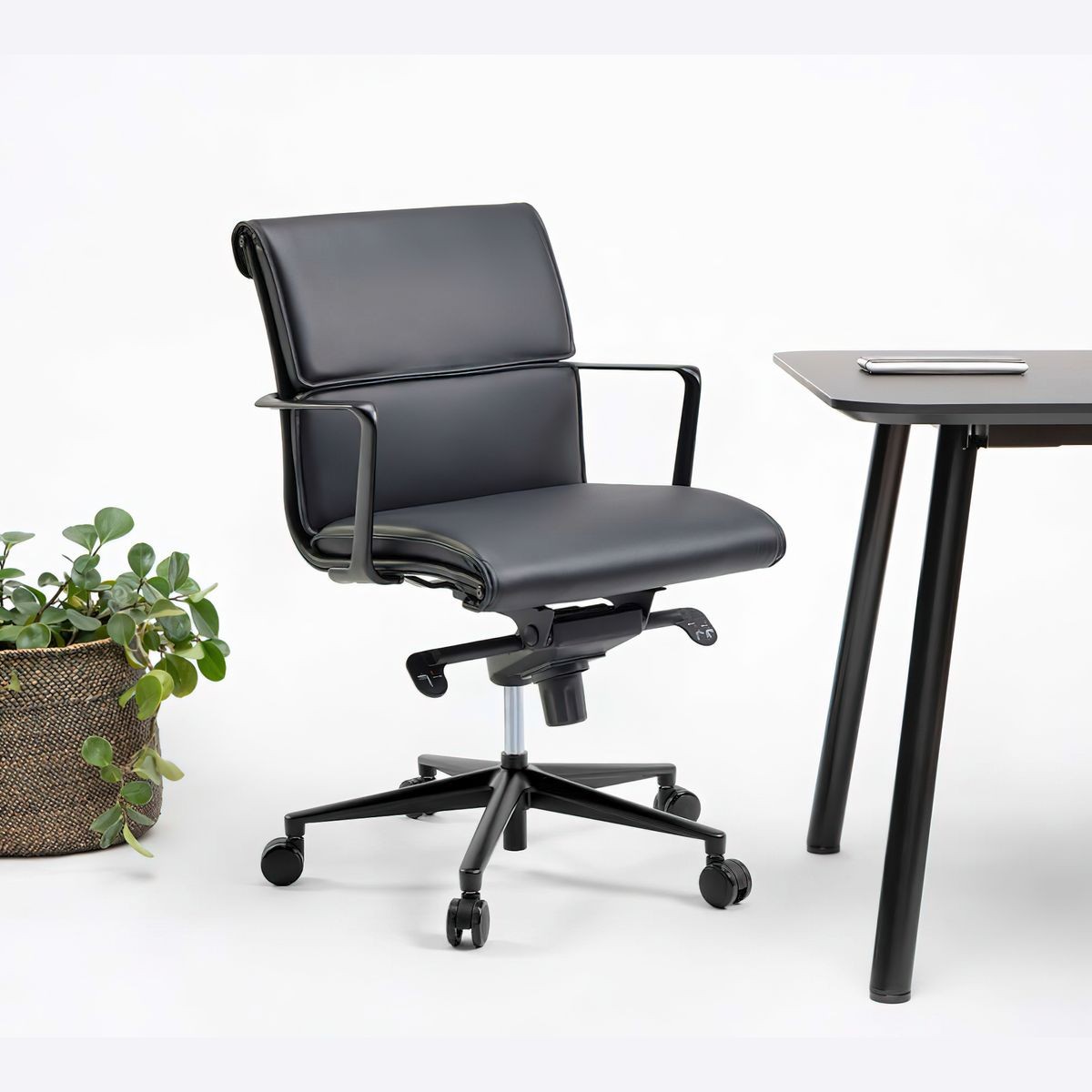 Soho premier management store chair