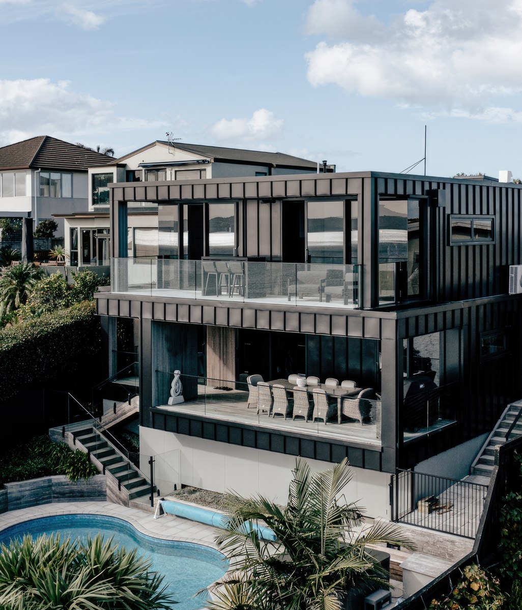 A clifftop oasis: the Whangaparāoa new-build that dazzles from on high