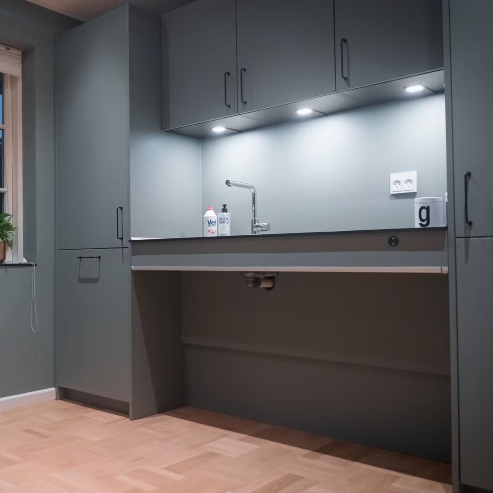 Electrical and Manual Height Adjusted Benchtop ArchiPro NZ