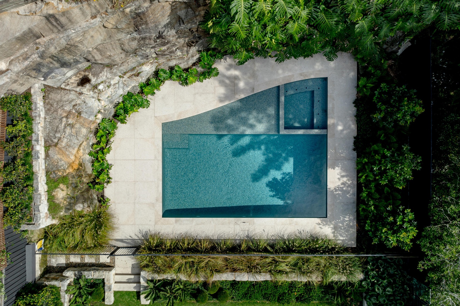 Stone Symphony: A Seamless Design with Desert Sand Granite & Italian Filetti 